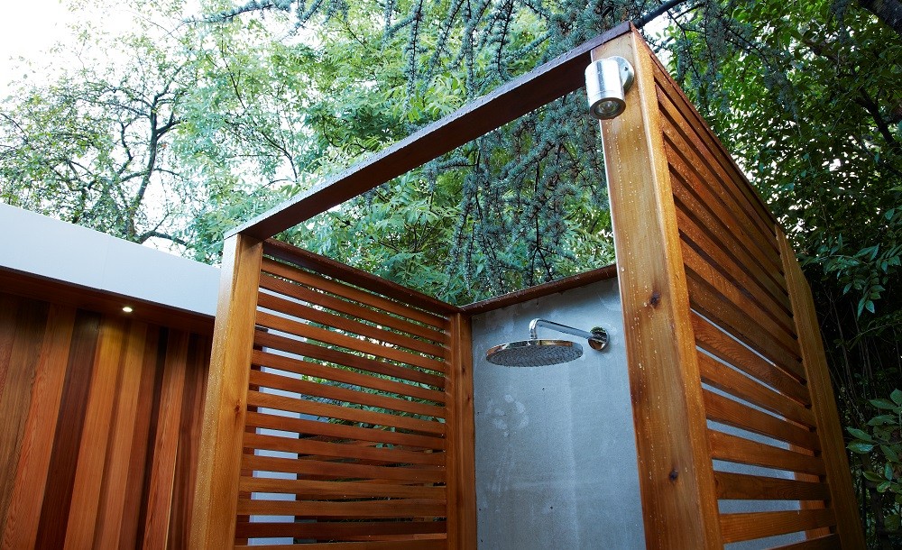 Outdoor shower detail by Rooms Outdoor