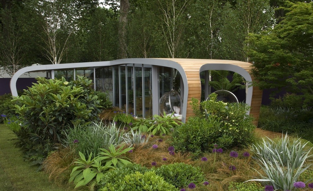 Futuristic curved garden room in a lndscaped London garden