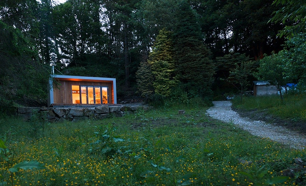 An extra outdoor studio near the forest