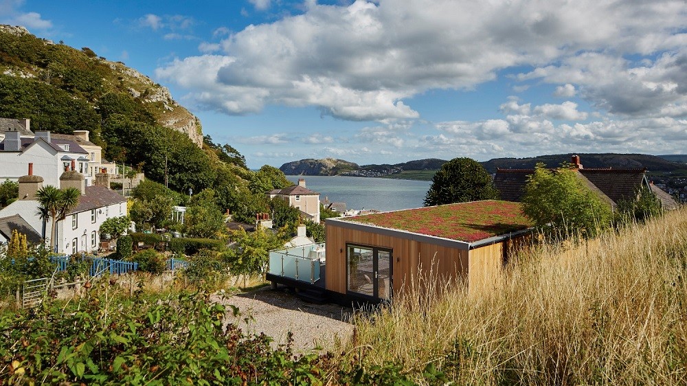 Holiday home with green roof, overlooking a beautiful bay in Wales