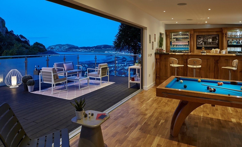 Holiday home with game room and extended deck